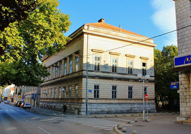 Секиром ударио полицајца, добио две године затвора